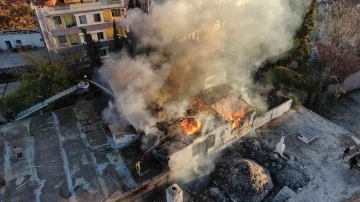 Kalei&ccedil;i'nde 2 katlı ahşap yapı k&uuml;l oldu