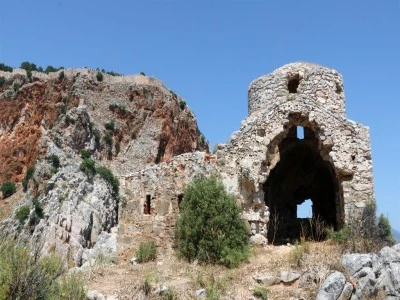 Tarihi kilisenin taşlarını s&ouml;k&uuml;p, b&ouml;lgede mangal yapmışlar