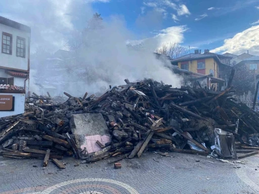 Tarihi konak k&uuml;le d&ouml;nd&uuml;: Geriye moloz yığını kaldı
