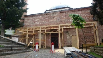 Tarihi Orhan Gazi Camii ibadete kısa s&uuml;reliğine kapatıldı
