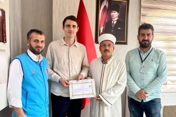 Tarihi Ulu Camiinden etkilenen Alman turist M&uuml;sl&uuml;man oldu
