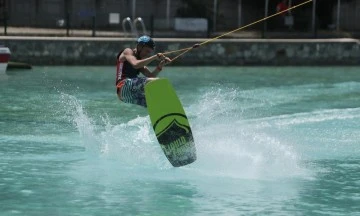 Bursalı gen&ccedil;ler ve &ccedil;ocuklar Osmangazi Belediyesi Sukaypark'a akın etti 