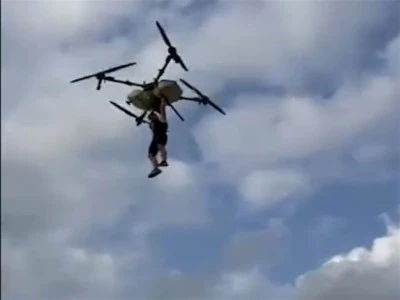 Tarım dronuna tutunan &ccedil;ift&ccedil;inin d&uuml;şt&uuml;ğ&uuml; anlar kamerada