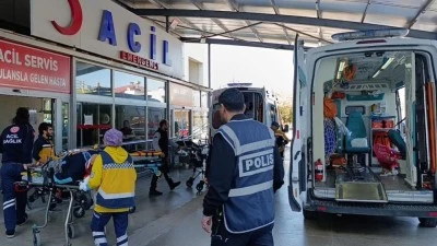 Tarım iş&ccedil;ilerini taşıyan minib&uuml;s devrildi: 15 yaralı
