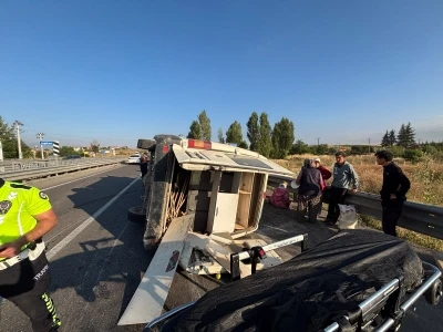 Tarım iş&ccedil;ilerini taşıyan minib&uuml;s devrildi: 2'si ağır 14 yaralı