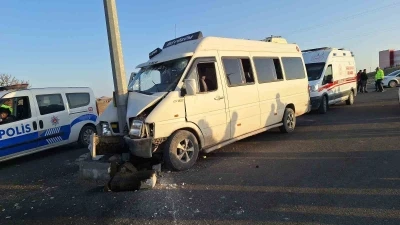 Tarım iş&ccedil;ilerini taşıyan minib&uuml;s direğe &ccedil;arptı: 15 yaralı