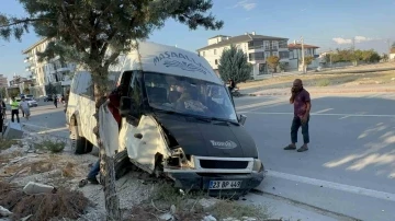 Tarım iş&ccedil;ilerini taşıyan minib&uuml;sle otomobil &ccedil;arpıştı: 15 yaralı