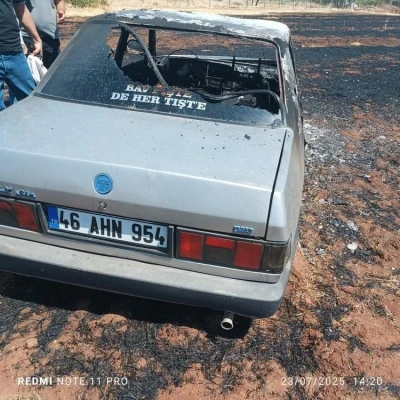 Tarlada &ccedil;ıkan yangında bir otomobil yandı