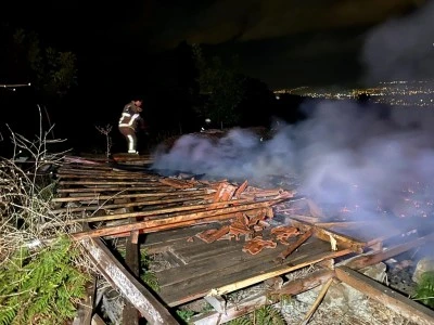 Tarladaki baraka alev alev yandı