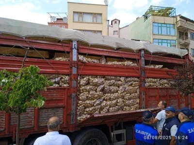 Tarlasında yetiştirdiği 20 ton patatesi vatandaşa dağıttı