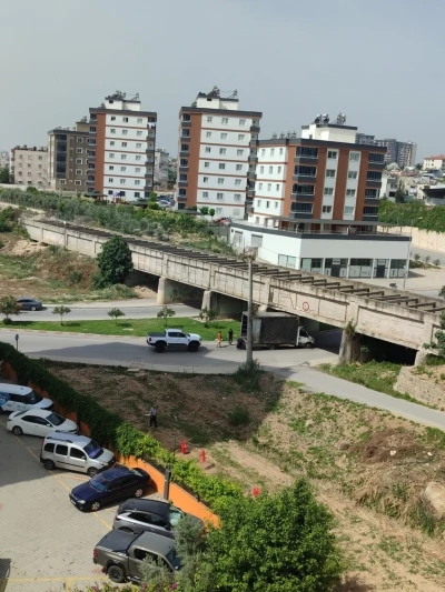 Tarsus&rsquo;ta kamyonet k&ouml;pr&uuml; altına sıkıştı
