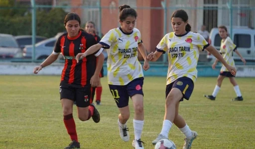 Tarsus&rsquo;ta kızlar sahaya indi
