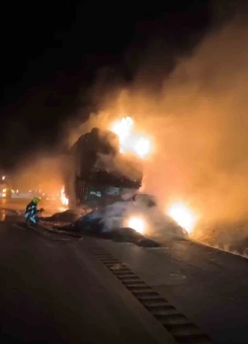 Tarsus&rsquo;ta saman y&uuml;kl&uuml; tır yandı
