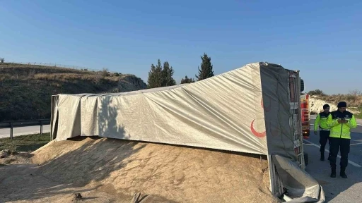 Tarsus&rsquo;ta yem y&uuml;kl&uuml; tır kaza yaptı: 1 yaralı
