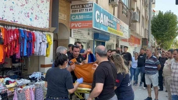 Tartıştığı ağabeyini bı&ccedil;akladı, evde harakiri yaptı
