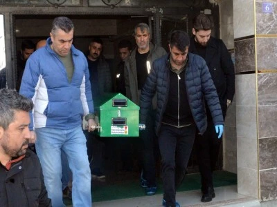 Tartıştığı babasını boğazını keserek &ouml;ld&uuml;rd&uuml;