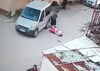 Tartıştığı eşini &ccedil;ocuklarının g&ouml;z&uuml; &ouml;n&uuml;nde arabayla ezdi!
