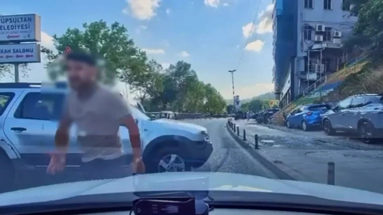 Tartıştığı s&uuml;r&uuml;c&uuml;n&uuml;n &ouml;n&uuml;n&uuml; kesip tehditler savurdu! 