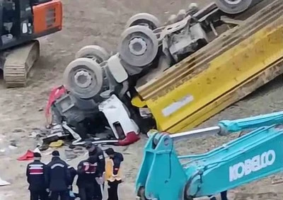 U&ccedil;uruma d&uuml;şen kamyonun s&uuml;r&uuml;c&uuml;s&uuml; hayatını yitirdi