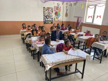 Taşlı&ccedil;ay Kaymakamı Arıkan, il&ccedil;e merkezindeki okulları ziyaret etti
