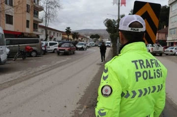 Taşova polisi, kural tanımaz s&uuml;r&uuml;c&uuml;lere g&ouml;z a&ccedil;tırmıyor

