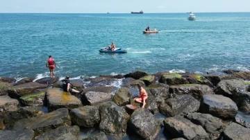 Tatilciler ceset sandı, ekipler harekete ge&ccedil;ti: Bakın o cisim ne &ccedil;ıktı
