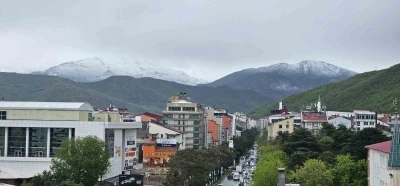 Tatvan&rsquo;da mayıs ayında kar s&uuml;rprizi: Nemrut ve y&uuml;ksek kesimler beyaza b&uuml;r&uuml;nd&uuml;
