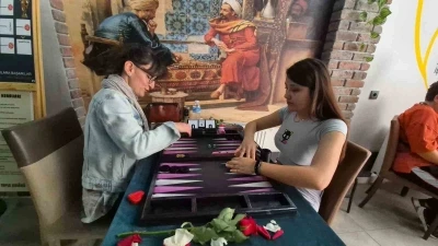 Tavlalar &ccedil;i&ccedil;ek a&ccedil;tı: 83 kadın kıyasıya m&uuml;cadele ediyor
