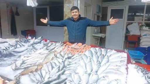 Tavşanlı&rsquo;da Balık Pazarı&rsquo;nda denizden sofralara yolculuk
