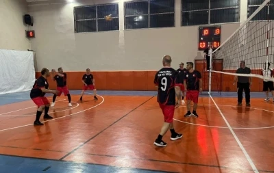 Tavşanlı&rsquo;da eğitimciler voleybol turnuvası ile ter d&ouml;k&uuml;yor
