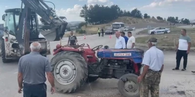 Tavşanlı&rsquo;da otomobil ile trakt&ouml;r &ccedil;arpıştı: 3 yaralı