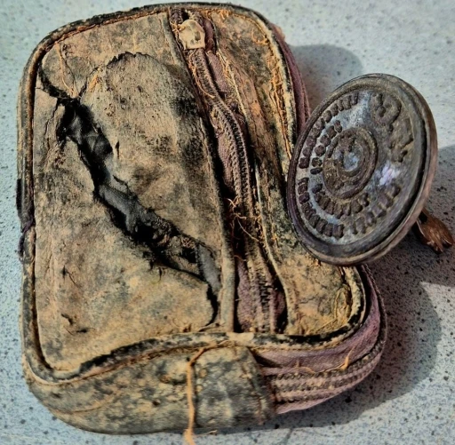 Tavşanlı H&ouml;y&uuml;ğ&uuml; kazısından &ccedil;ıkan s&uuml;rpriz: 6 yıl &ouml;nce kaybolan muhtarlık m&uuml;hr&uuml; bulundu
