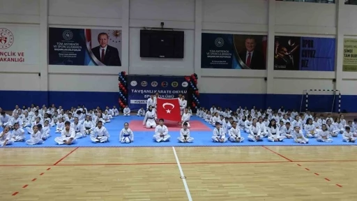 Tavşanlı Karate Okulu&rsquo;nda 180 sporcuyla kuşak t&ouml;reni d&uuml;zenlendi
