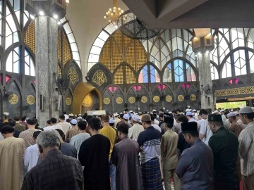Tayland&rsquo;da bayram namazına yoğun katılım
