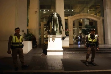 L&uuml;ks otelde &ouml;l&uuml; bulunan 6 turistin bardaklarında siyan&uuml;re rastlandı