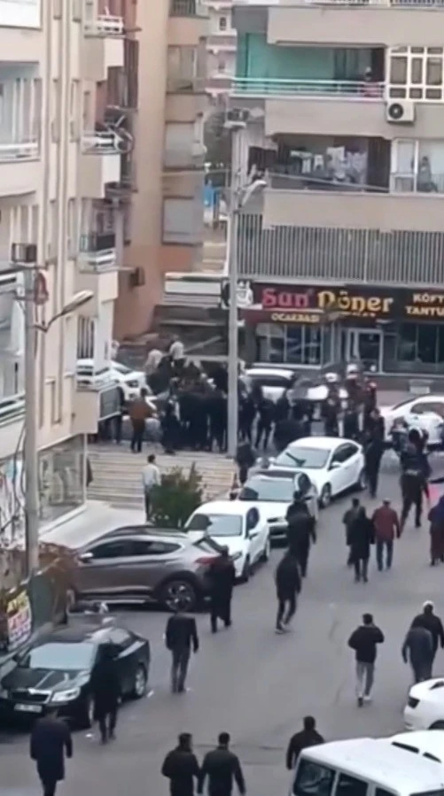 Taziye evi &ouml;n&uuml;nde bı&ccedil;aklı kavga: 2 yaralı
