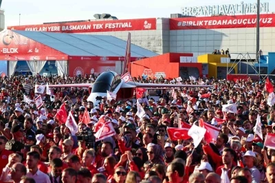 TBMM Başkanı Kurtulmuş: "KKTC&rsquo;de, kalpleri b&uuml;y&uuml;k T&uuml;rkiye hayaliyle atan gen&ccedil;lerimizle bir araya geldik"
