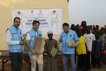 TDV &lsquo;1 Kurban 1 Kur&rsquo;an&rsquo; projesiyle 21 &uuml;lkede 80 bin Kur&rsquo;an-ı Kerim hediye etti
