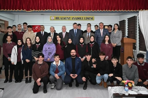 Tecr&uuml;belerini &ouml;ğrencilere anlattı
