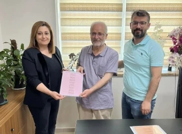 Tedavi g&ouml;ren eşi eski sağlığına kavuşunca doktor ve hemşirelere şiirler yazdı
