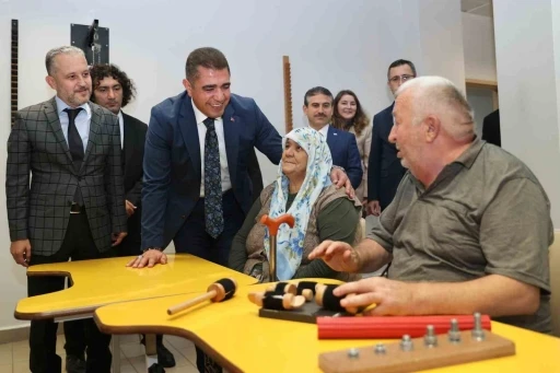 Tedavi g&ouml;ren hastalara acil şifa diledi
