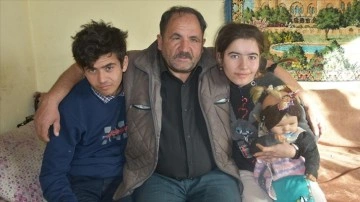 Tek g&ouml;z&uuml; g&ouml;rmeyen baba, hasta eşi ve zihinsel engelli &ccedil;ocuklarına şefkatle bakıyor