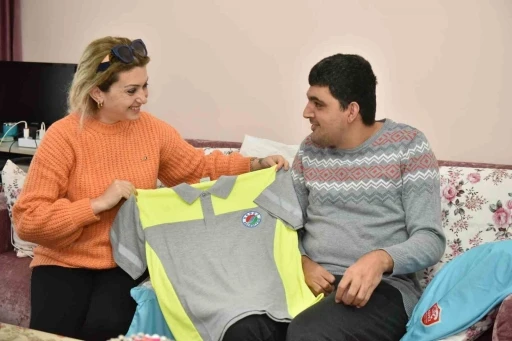 Tek hayali olan park bah&ccedil;eler g&ouml;revlisi kıyafetlerine kavuştu, d&uuml;nyalar onun oldu
