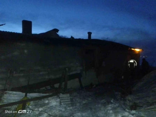 Tek katlı evde &ccedil;ıkan yangın ekiplerce s&ouml;nd&uuml;r&uuml;ld&uuml;
