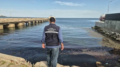 Tekirdağ&rsquo;da denizin rengi değişti, ağır koku yayıldı
