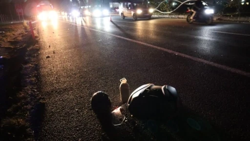 Tekirdağ&rsquo;da devrilen aydınlatma direği, seyir halindeki s&uuml;r&uuml;c&uuml;lerin &uuml;zerine d&uuml;şt&uuml;
