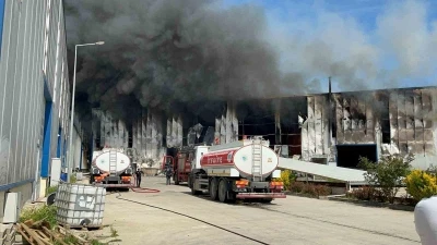 Fabrika yangınında patlama sesleri