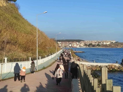 Tekirdağ&rsquo;da g&uuml;neşli havada vatandaşlar sahile akın etti
