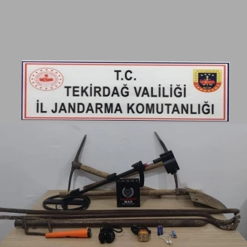 Tekirdağ&rsquo;da ka&ccedil;ak kazı operasyonu: 3 ş&uuml;pheli su&ccedil;&uuml;st&uuml; yakalandı
