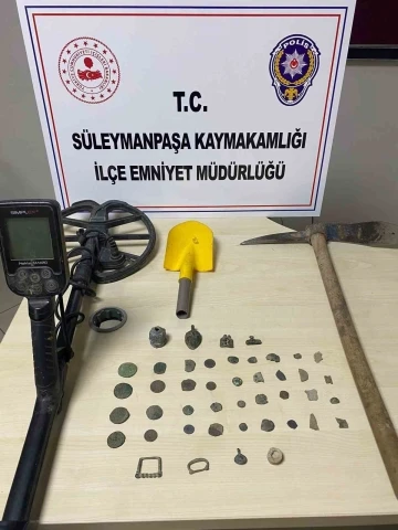 Tekirdağ&rsquo;da ka&ccedil;ak kazı operasyonu: Tarihi eserler ele ge&ccedil;irildi
